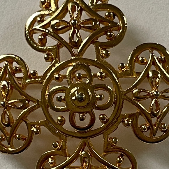 Vintage Gold Tone Lisner Brooch Maltese Filigree Cross Quatrefoil - Picture 2 of 8